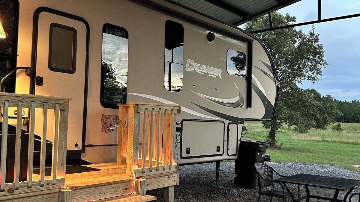 Leesville House | Cozy 2-bedroom RV with WiFi and AC near Ft Johnson