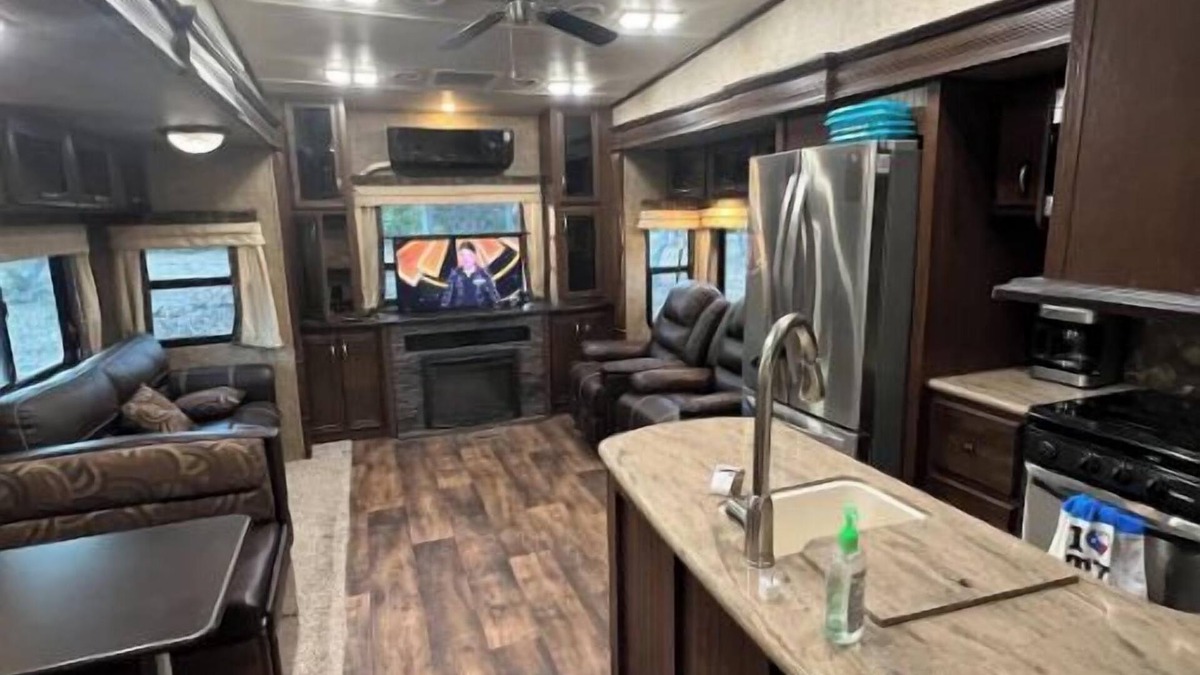Leander House | Cozy 2 bedroom RV with pool