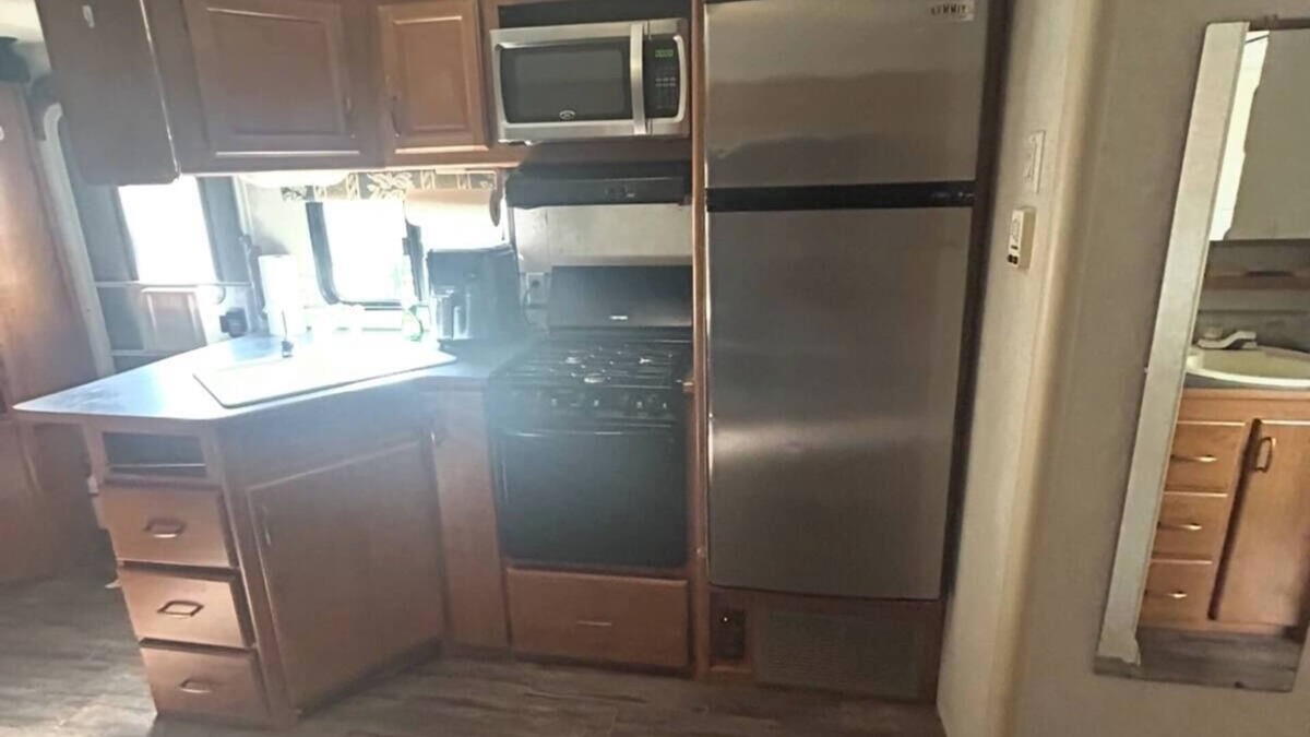 Euclid House | Cozy 2-bedroom RV with WiFi, AC in peaceful Euclid