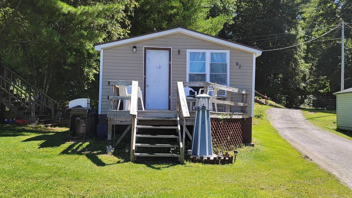 Schermerhorn Landing Cottage | Cozy 2 bedroom Seasonal Cottage located on Chippewa Bay, on St. Lawrence River