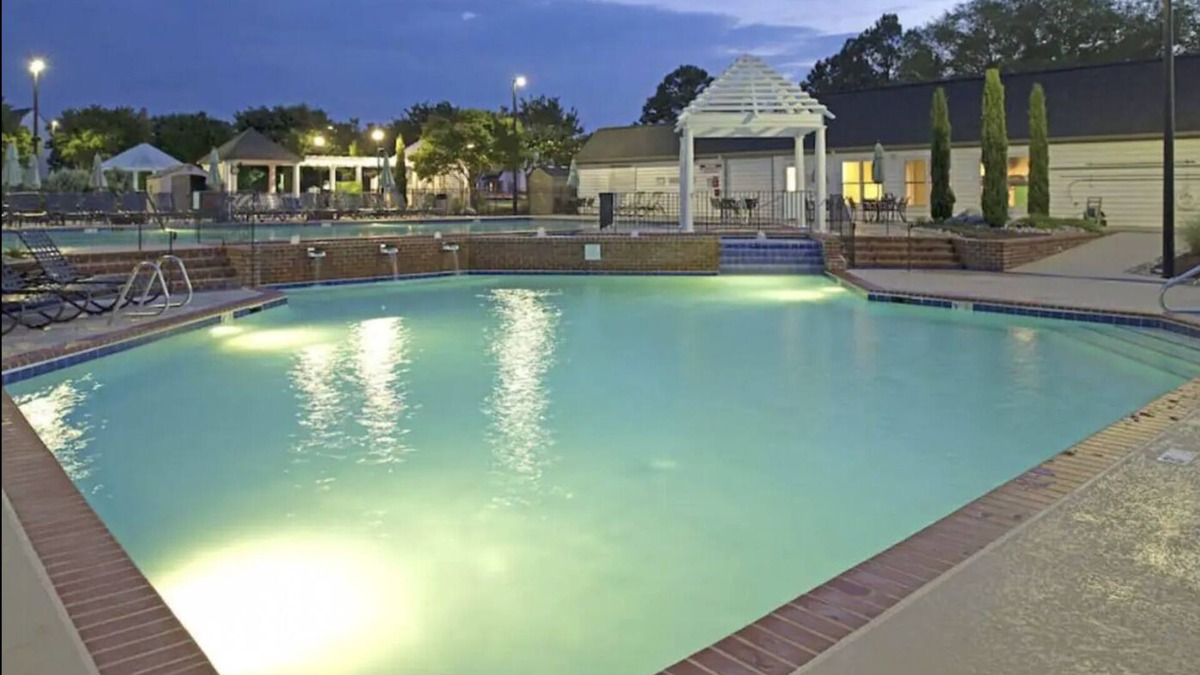 Berkeley Resort | Cozy 2 Bedroom Suite at Historic Powhatan Resort