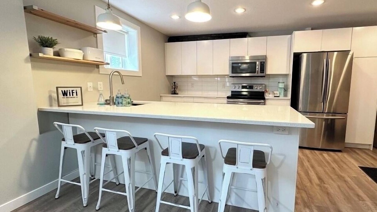 Lethbridge House | Cozy 2 Bedroom Suite Near Hiking and Parks!