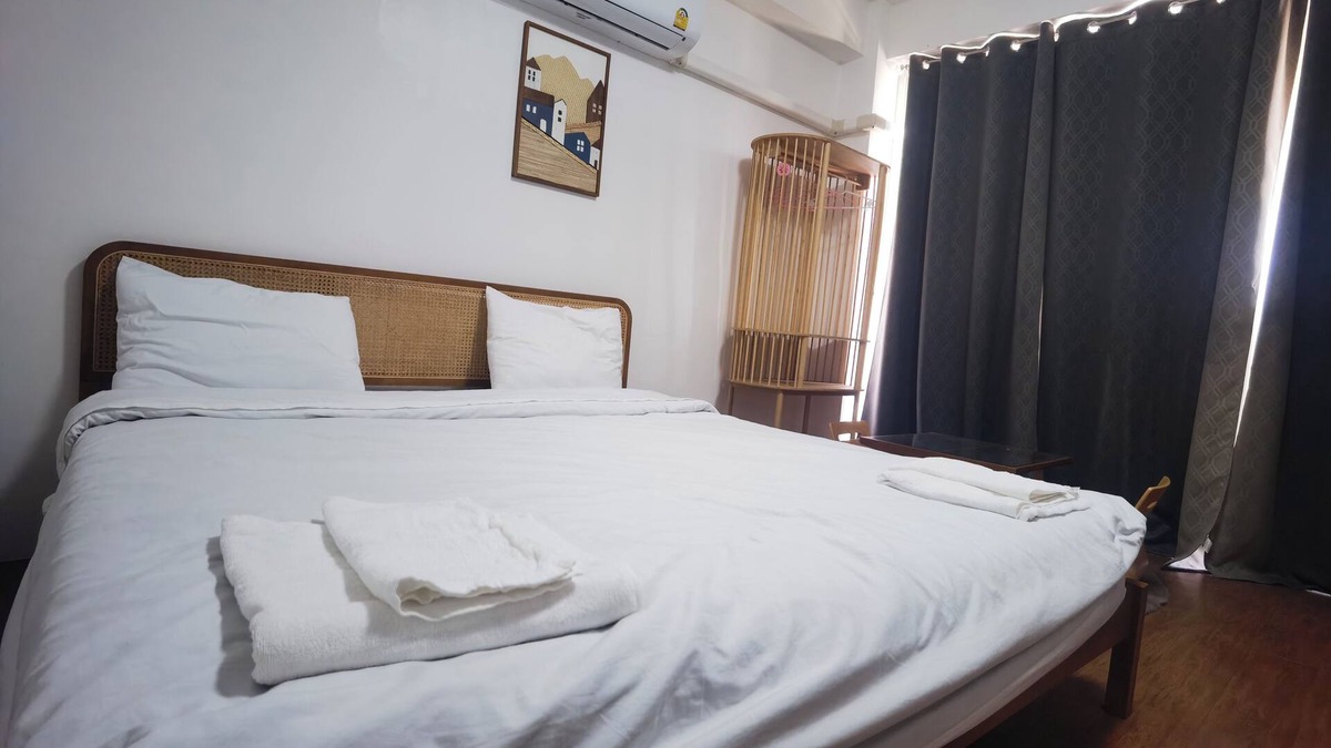 Nakhon Chai Si House | Cozy 2-bedroom building in tranquil Tambon Ngiu Rai with WiFi, AC