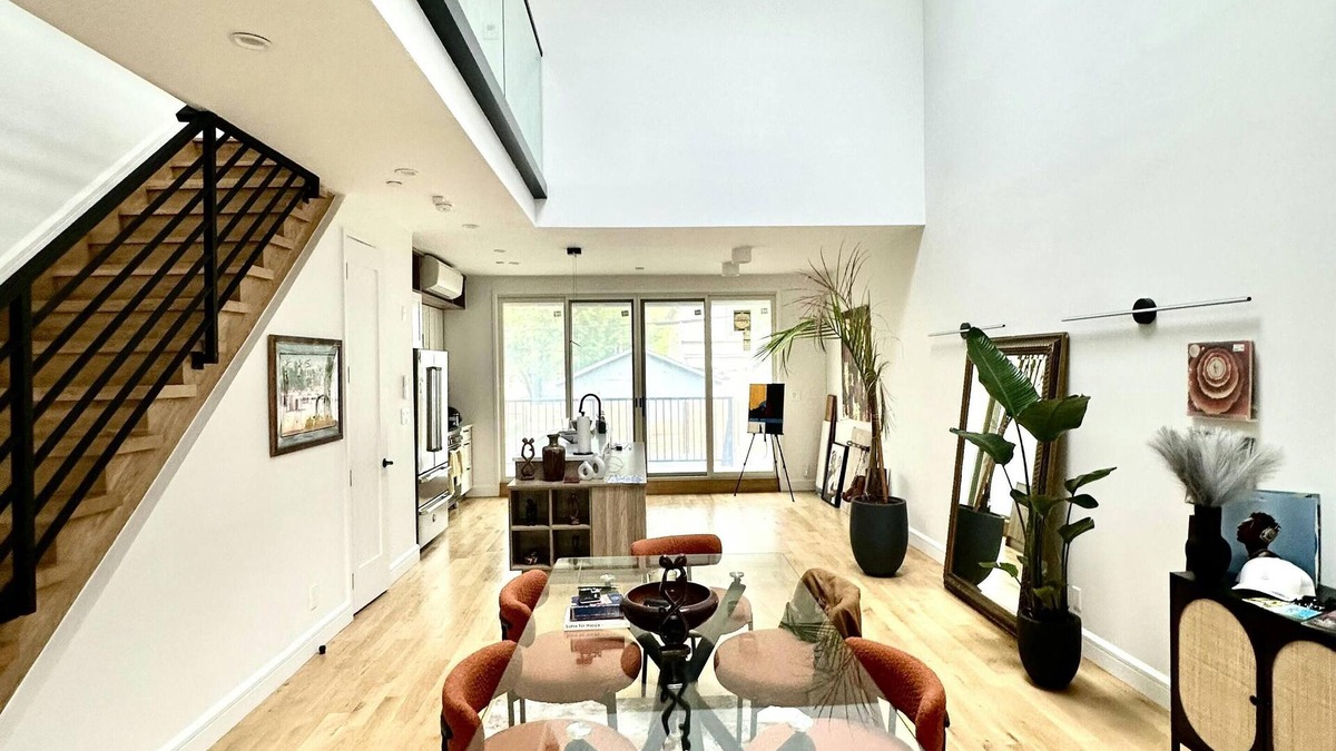 East Flatbush House | Cozy 2-bedroom Townhome in charming Brooklyn with AC, WiFi