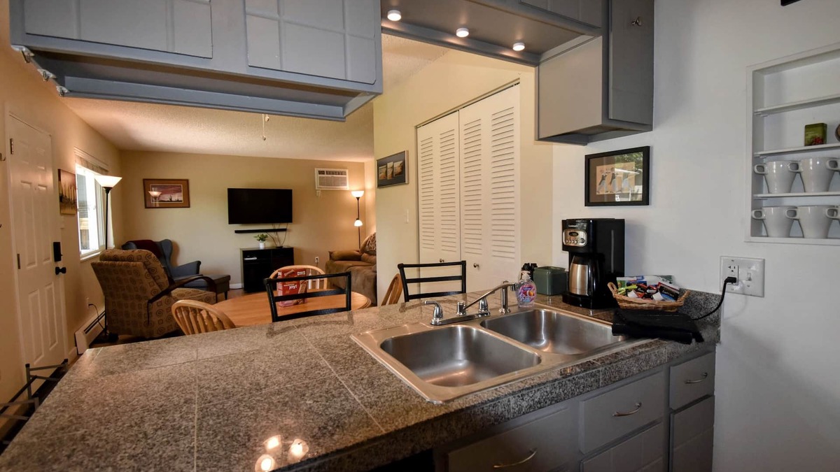 Lakewood House | Cozy 2-bedroom townhome in gorgeous Lakewood with WiFi, AC