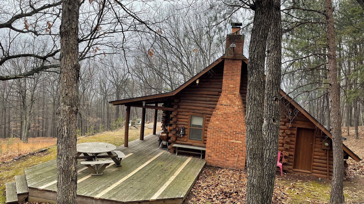 Ridgeway Cabin | Cozy 2-bedroom log cabin in the mountains near Berkeley Springs with AC, WiFi