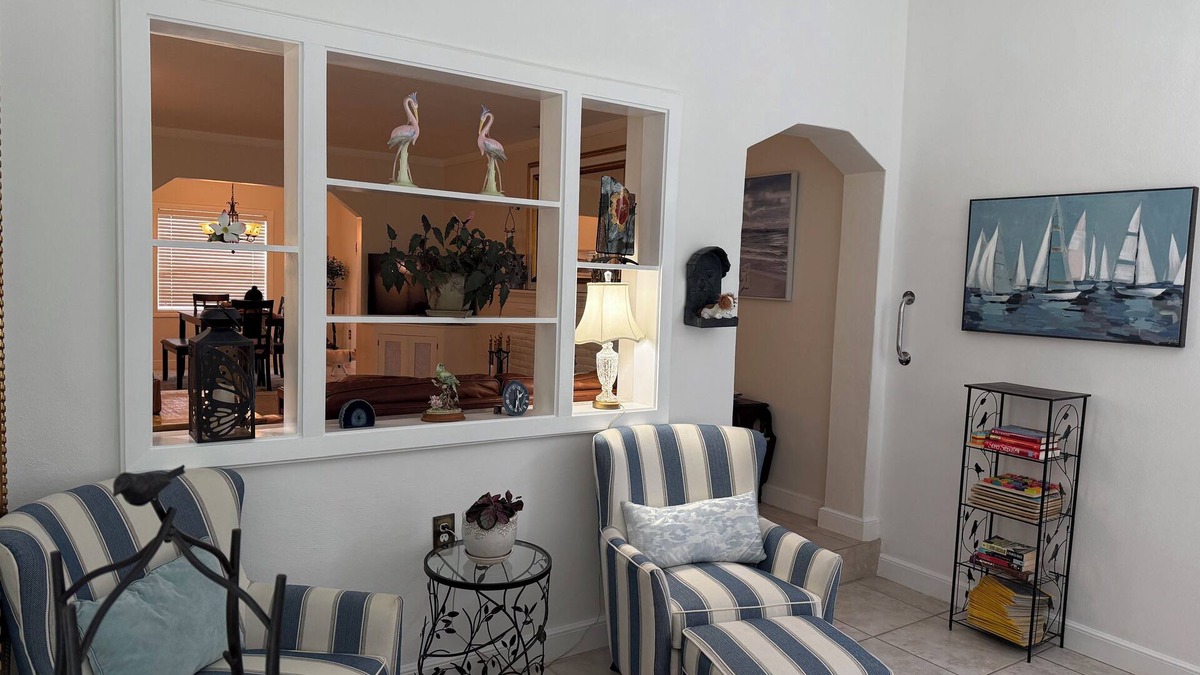 Lake Ridge House | Cozy 2 bedroom Florida Style Cottage Centrally Located - 8 minutes to Beach
