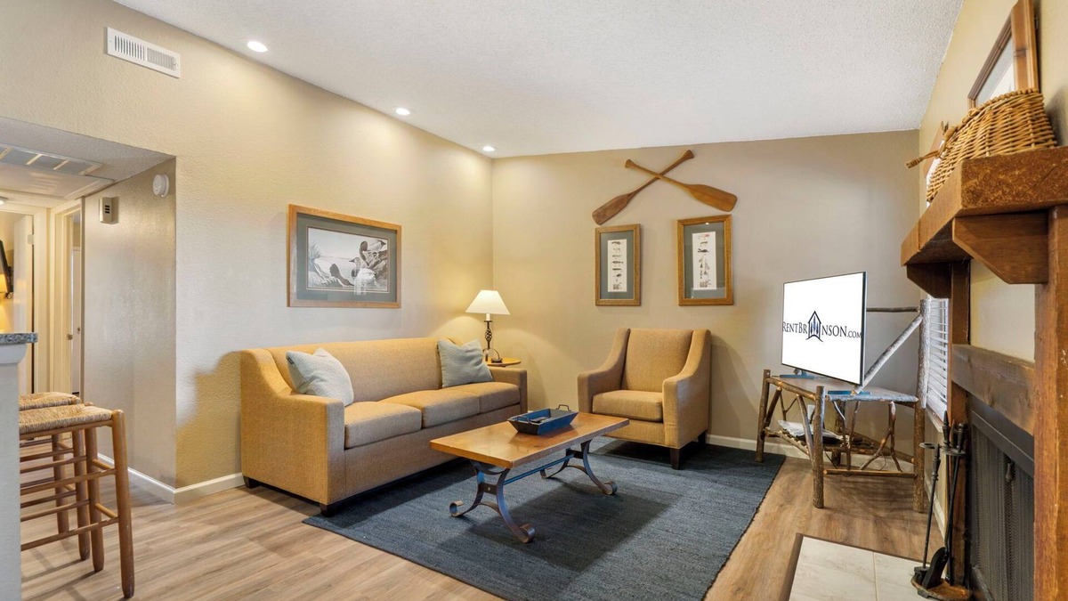 Kimberling City House | Cozy 2-Bedroom Bungalow-Near Table Rock Lake-Free Tickets-Cmty Pool-Pickleball