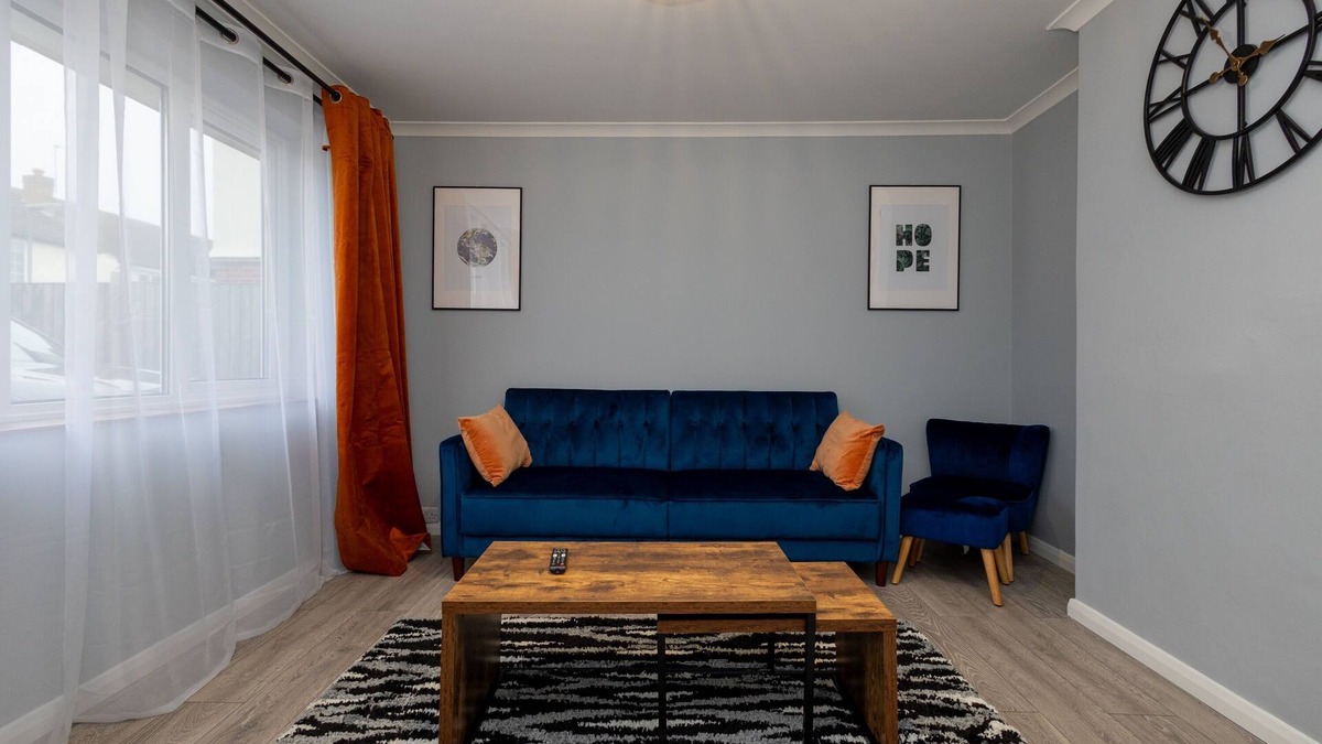 Woking House | Cozy 2 bedroom with parking
