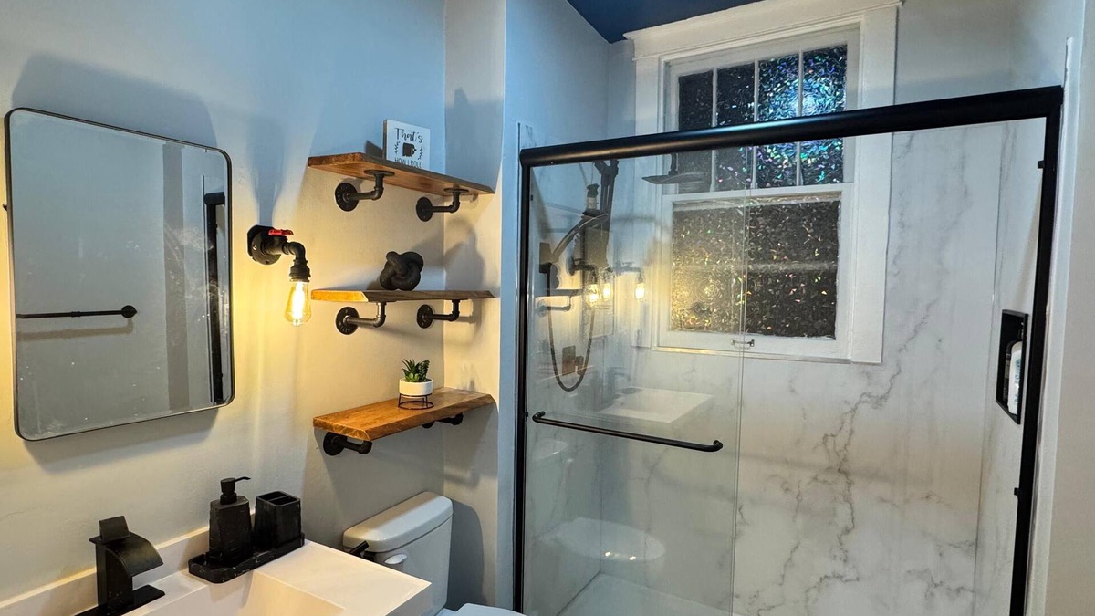 Clifton Heights House | Cozy 2-bedrooms with Bourbon Barrel Table, Kentucky Horse theme & renovated bath