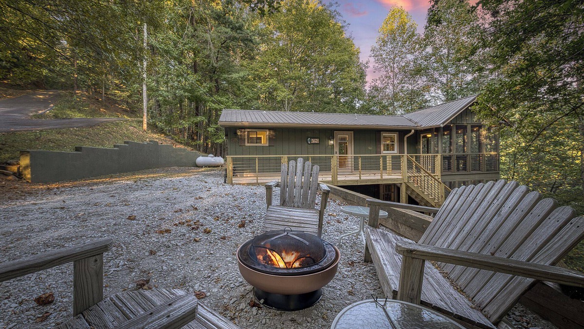 Walnut Mountain Cabin | Cozy 2 BR + Fire Pit + Foosball and Pet Friendly
