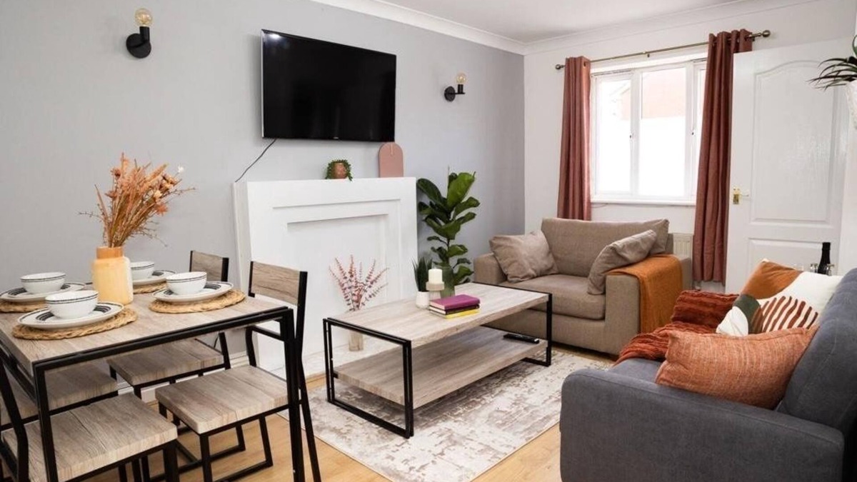 Haydock House | Cozy 2-BR Home, Free Parking, Sleeps 5