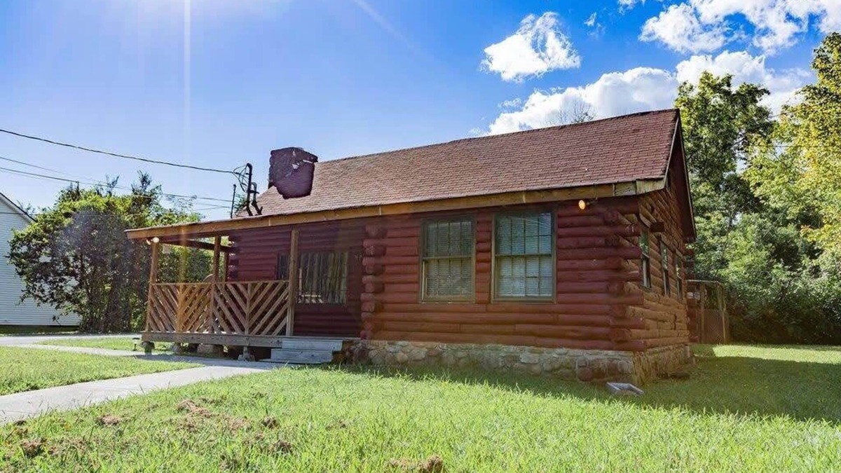 Lookout Valley Neighborhood Association Cabin | Cozy 2-BR Log Cabin Near Chattanooga Attractions