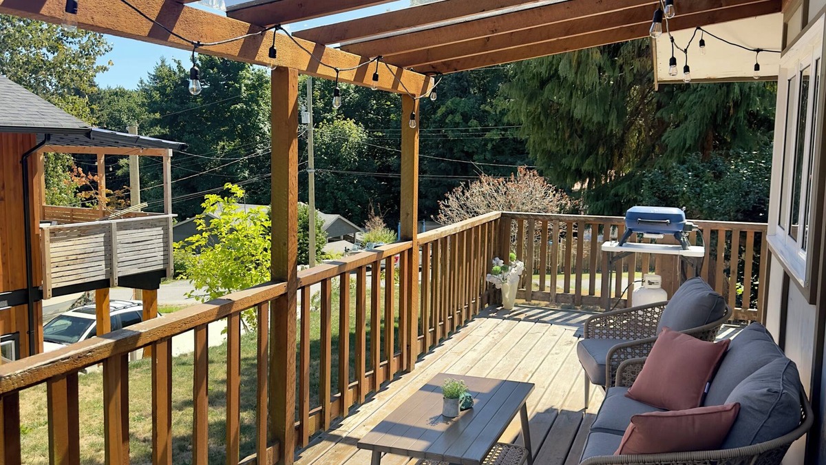 Granthams Landing House | Cozy 2 BR private house - 1 minute drive to the beach and lower Gibsons!
