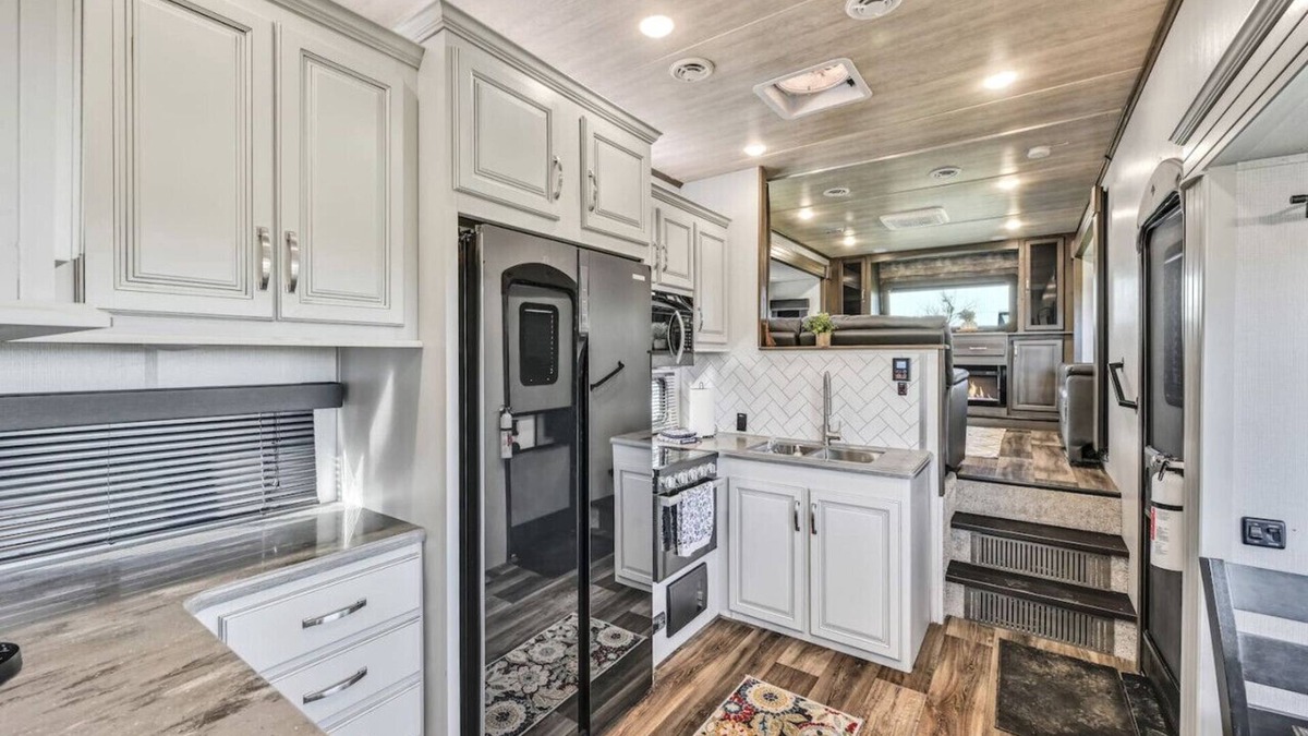 Pine Grove House | Cozy 2-Guest RV on Nature Farm