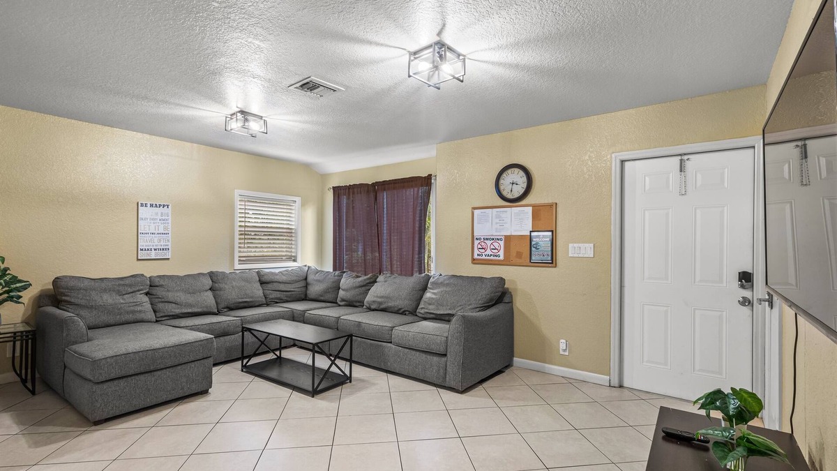 Southwest House | Cozy - 2 Jacuzzis - Quiet Street - Palm Wave Says