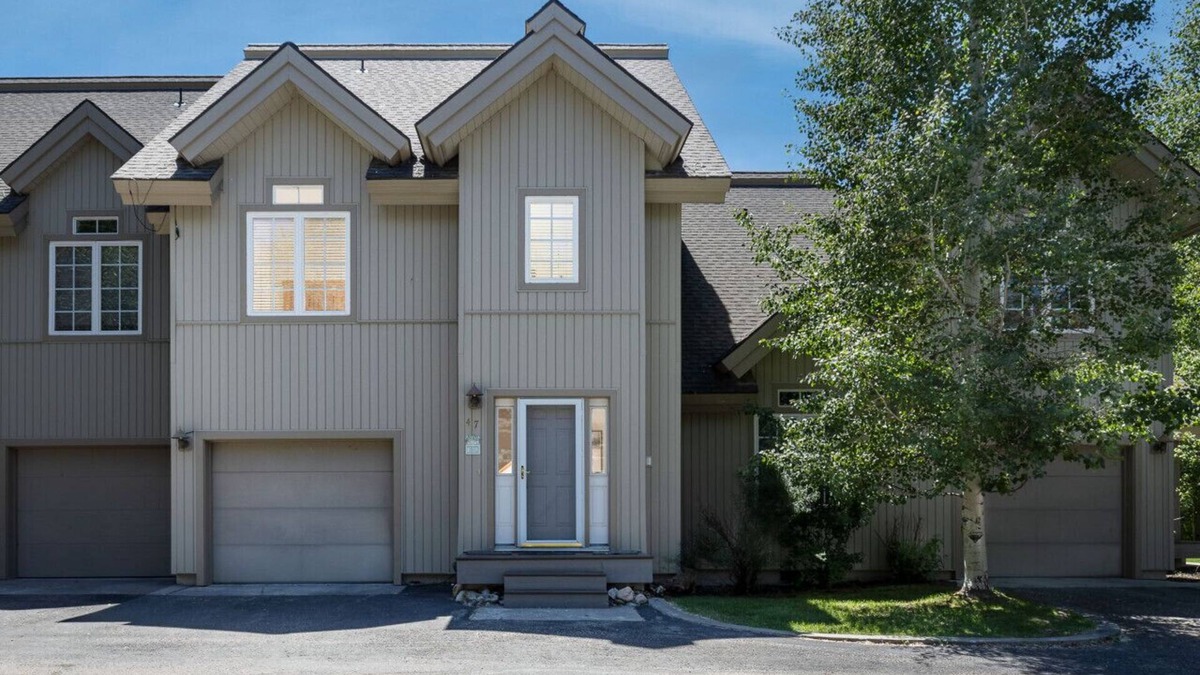 Driggs Condo | Cozy 2 level townhome with scenic views - SR # 47