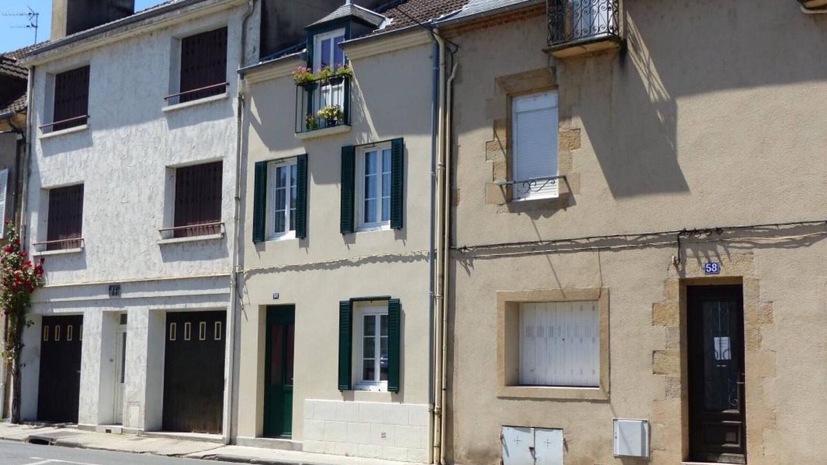 Moulins Cottage | Cozy 2-Person City House with Courtyard, Near Downtown, WiFi, Free Bikes and Parking