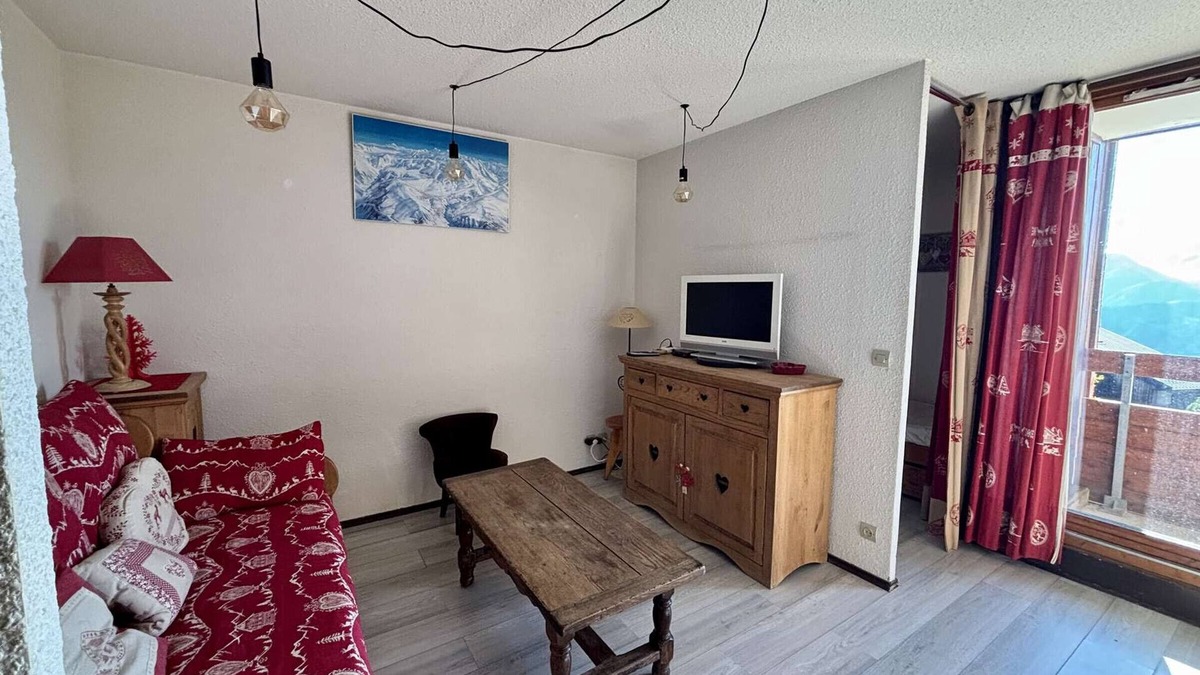Eclose-Est Apartment | Cozy 2-Room Apartment for 5 with Balcony - Close to Lifts & Shops in Alpe d'Huez