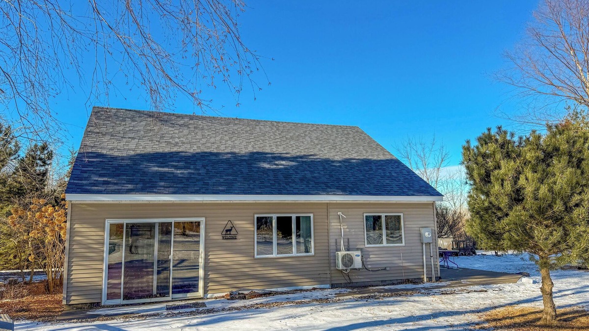 Wabasha Cabin | Cozy 2 story cabin with 1 bedroom on the bluffs above Wabasha