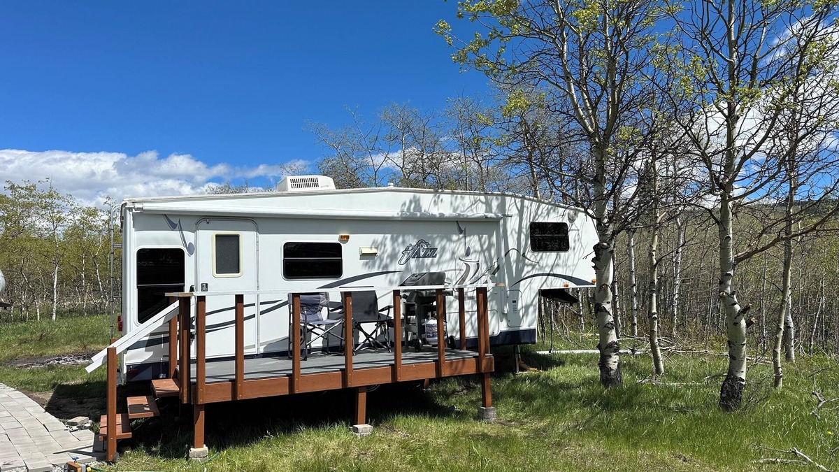 Babb House | Cozy 27’ Glamping Trailer Home Overlooking the East Side Glacier National Park