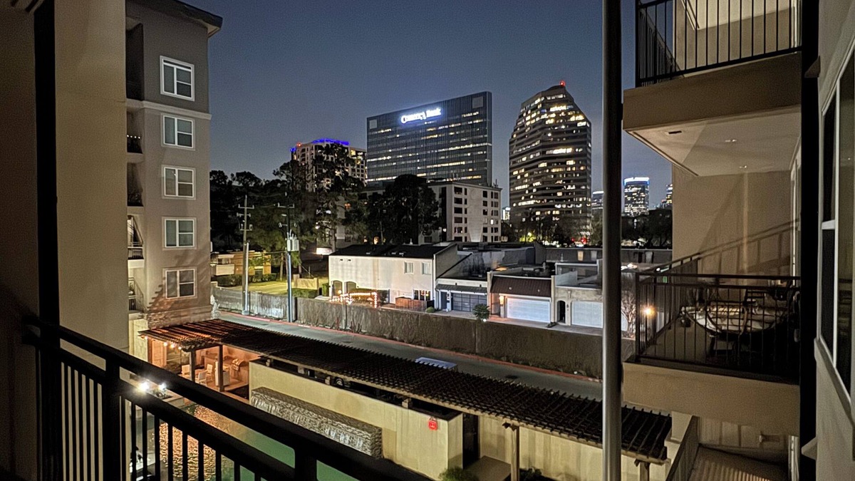 Uptown Apartment | Cozy 2B2B Pool/Skyline View Near Galleria Mall
