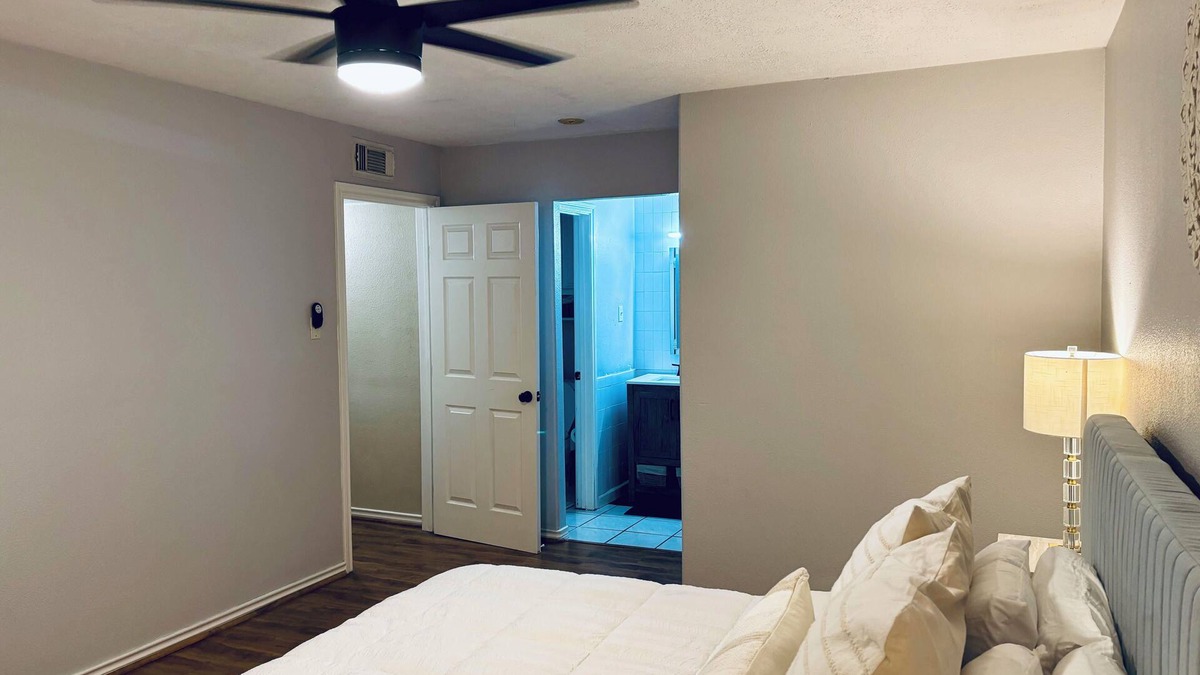 Braeswood Place Apartment | Cozy 2BD/2BA condo in FANTASTIC location close to NRG Stadium/Med Center/Rice.