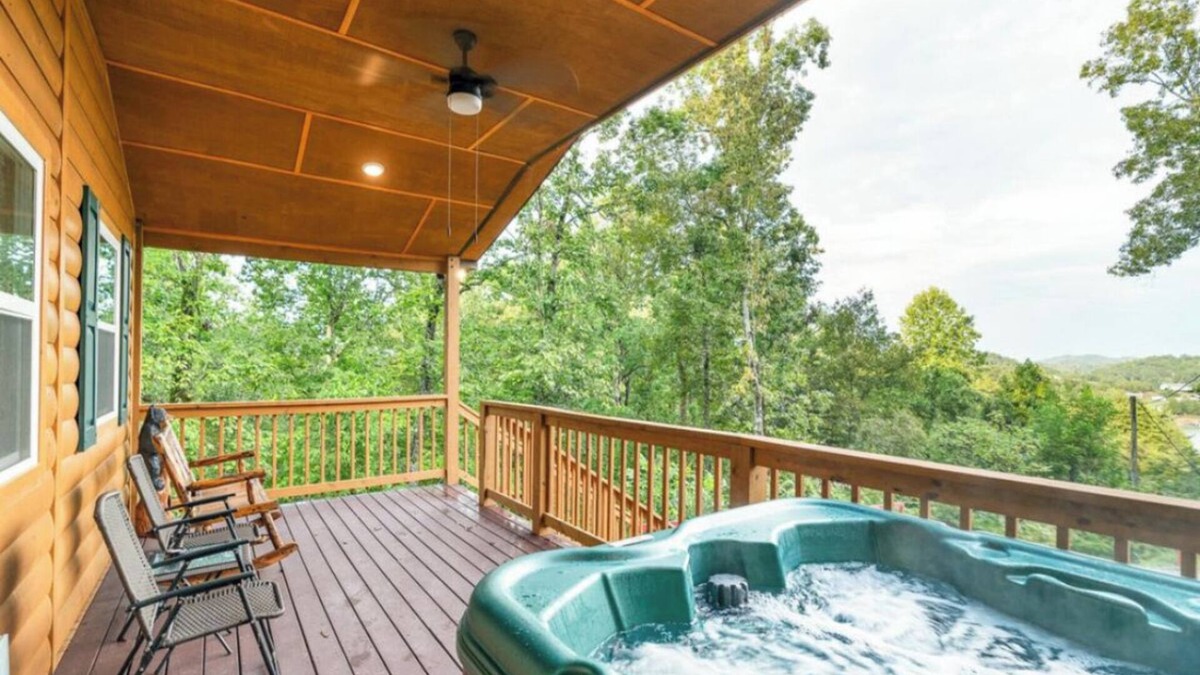 Sevierville Cabin | *Cozy 2BD Cabin Near LAKE! Hot Tub + Firepit!*