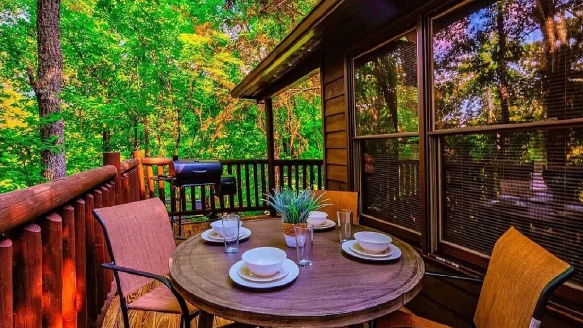 Wears Valley Cabin | Cozy 2BD Cabin w/HOT TUB! Pool Table + Near TOWN!