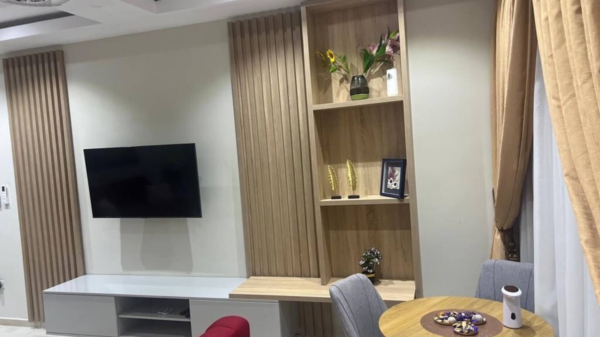 Kumasi House | Cozy 2Bedroom w/Queen Beds + vibrant Living Room + Hi-speed WiFi + Kitchen