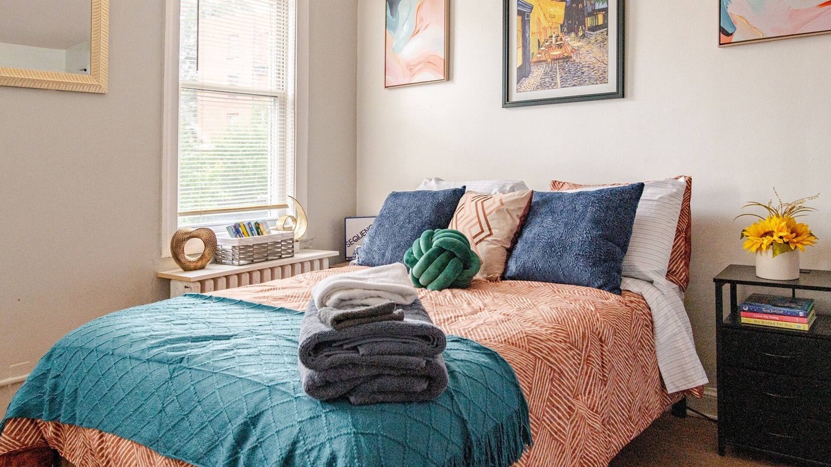 Bloomingdale Apartment | Cozy 2BR/1BA just 2 miles away from Capitol Hill! l Bright and Clean!