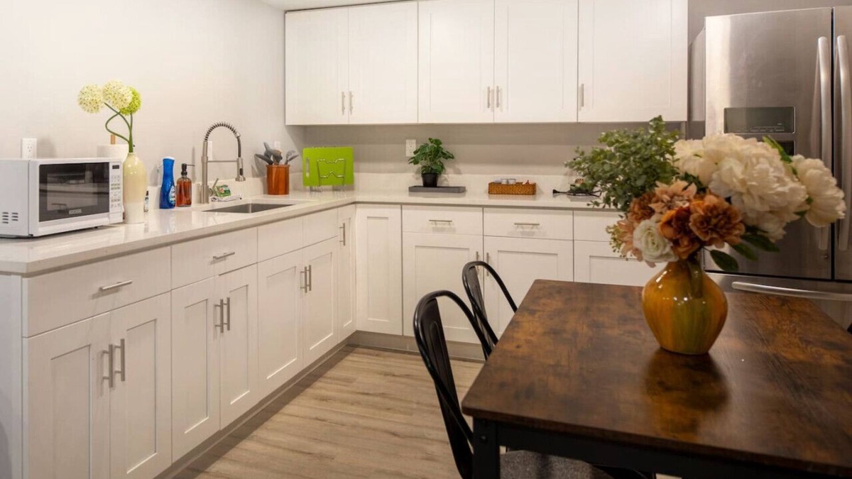 Bryn Mawr-Skyway House | Cozy 2BR 1BA Lower unit Retreat Near Airport