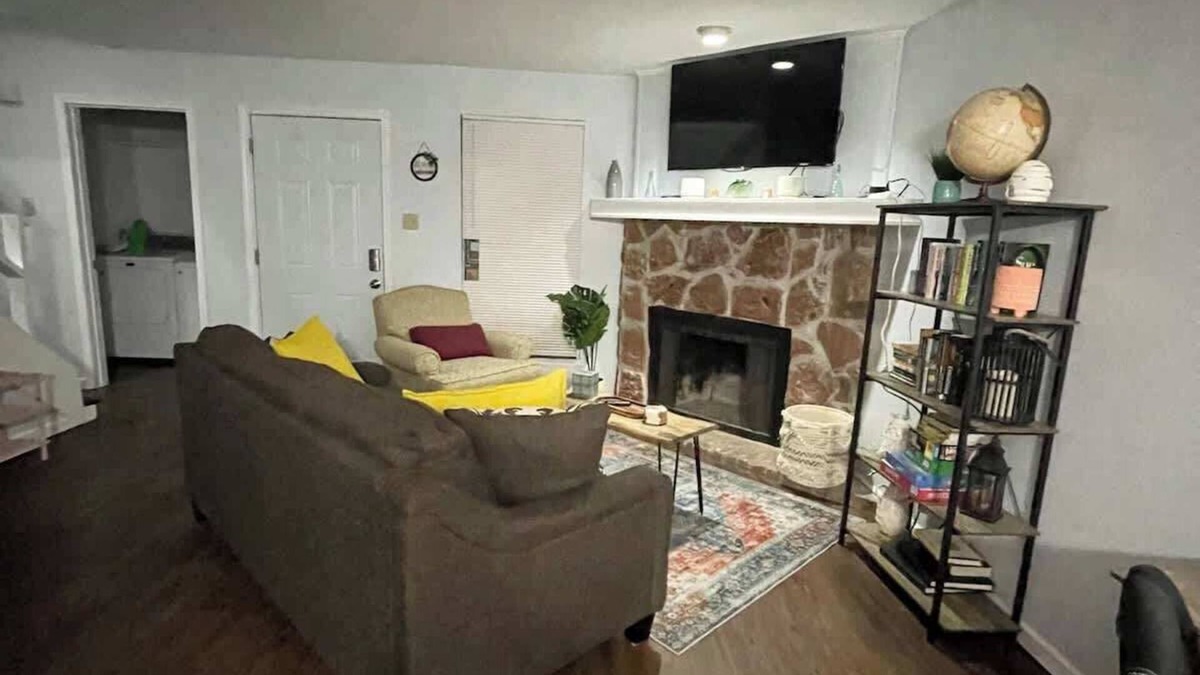 Shenandoah Apartment | Cozy 2BR 2BA apt close to Siegen & Womans