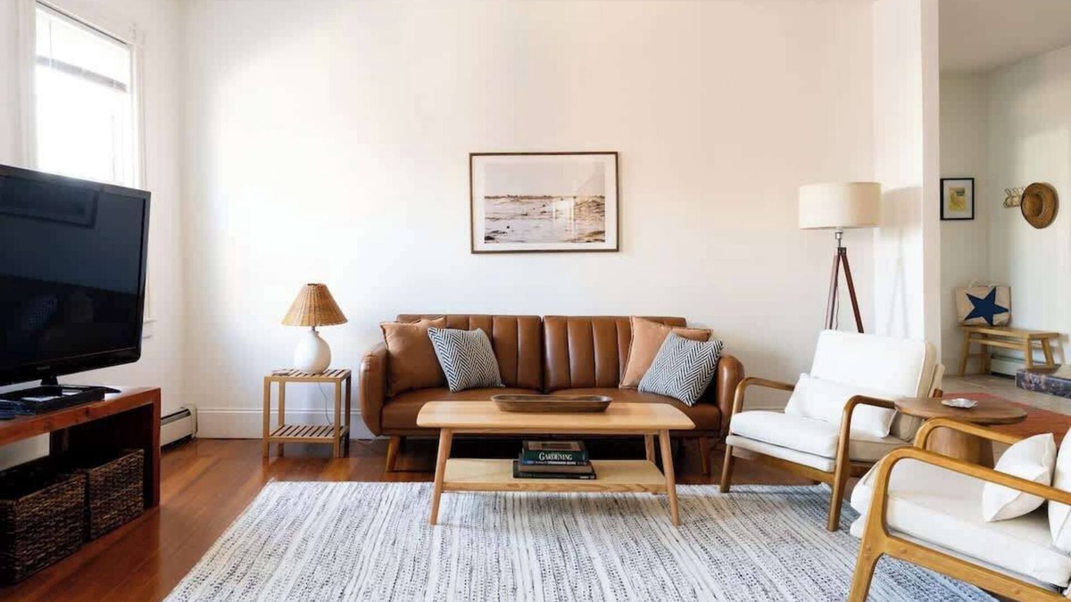 Off Broadway Apartment | Cozy 2BR/2BA Apt on Broadway
