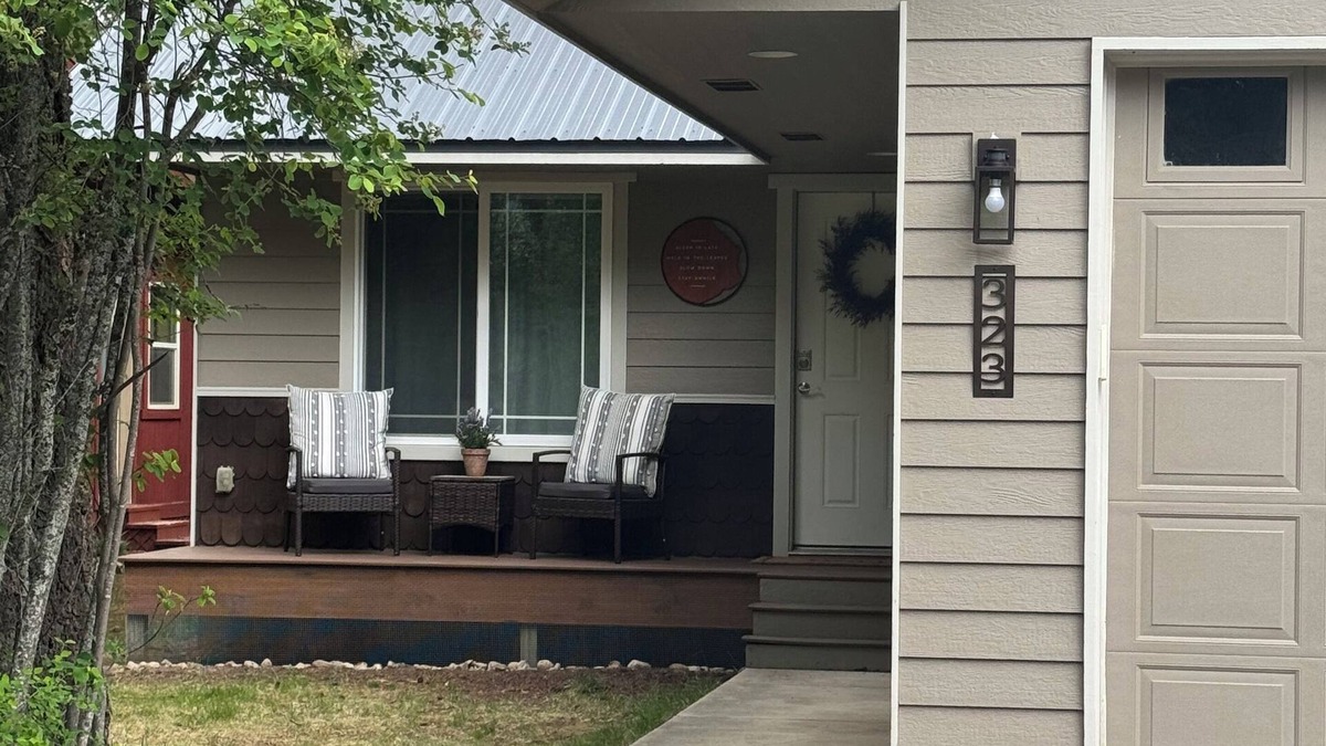 Coolin House | Cozy 2BR/2BA Coolin Getaway Steps Away From Priest Lake, Shops, Food, and Trails