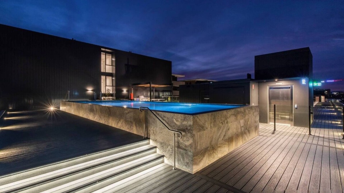 Lyneham Apartment | Cozy 2BR-2BA Rooftop Pool & BBQ, WiFi & Netflix