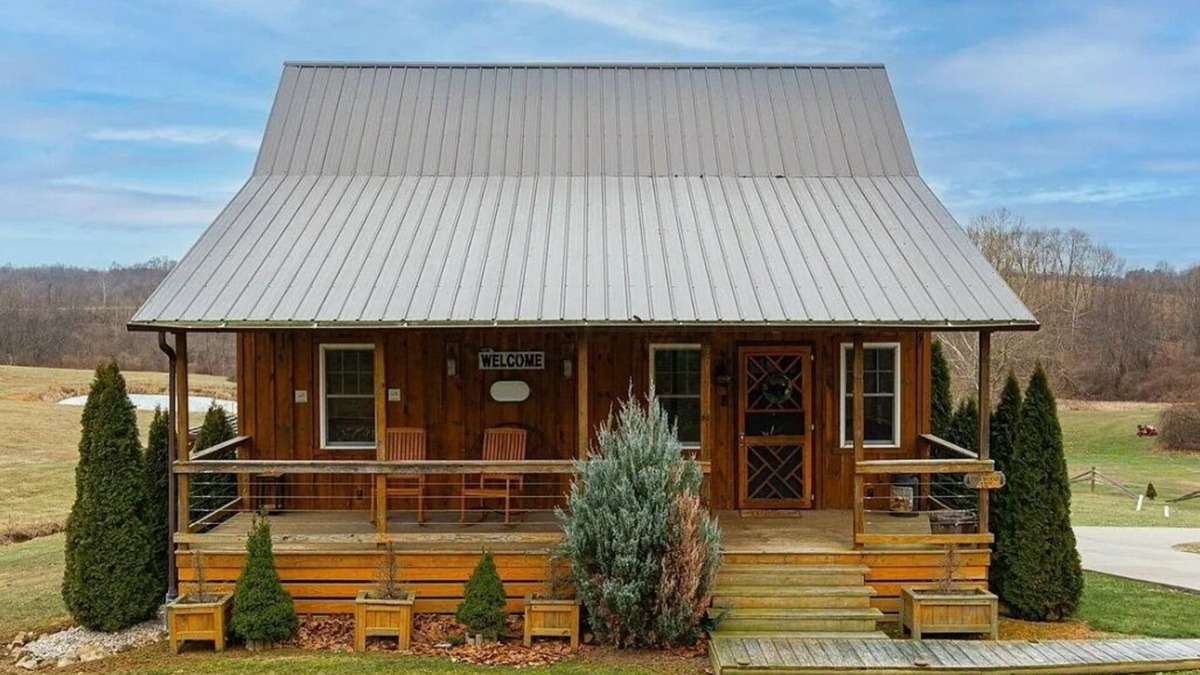 West Columbia Cabin | Cozy 2BR 2Bath Cabin, minutes from OU, Hocking Hills, Zaleski Forest.