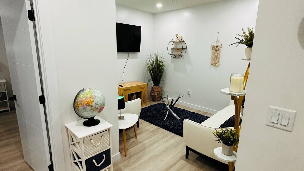 Southeast Edmonton Apartment | Cozy, 2BR apt., fully furnished!