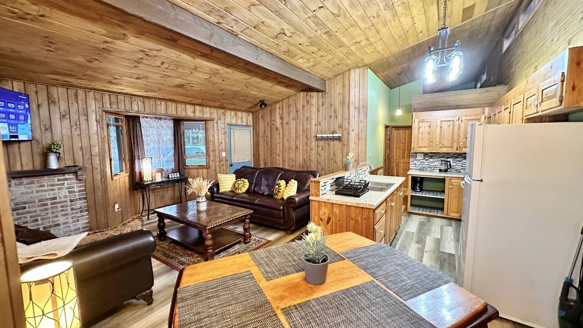 Campobello Cabin | Cozy 2br Bear Den Cabin in Campobello SC, on the upcoming Saluda Grade Trail.