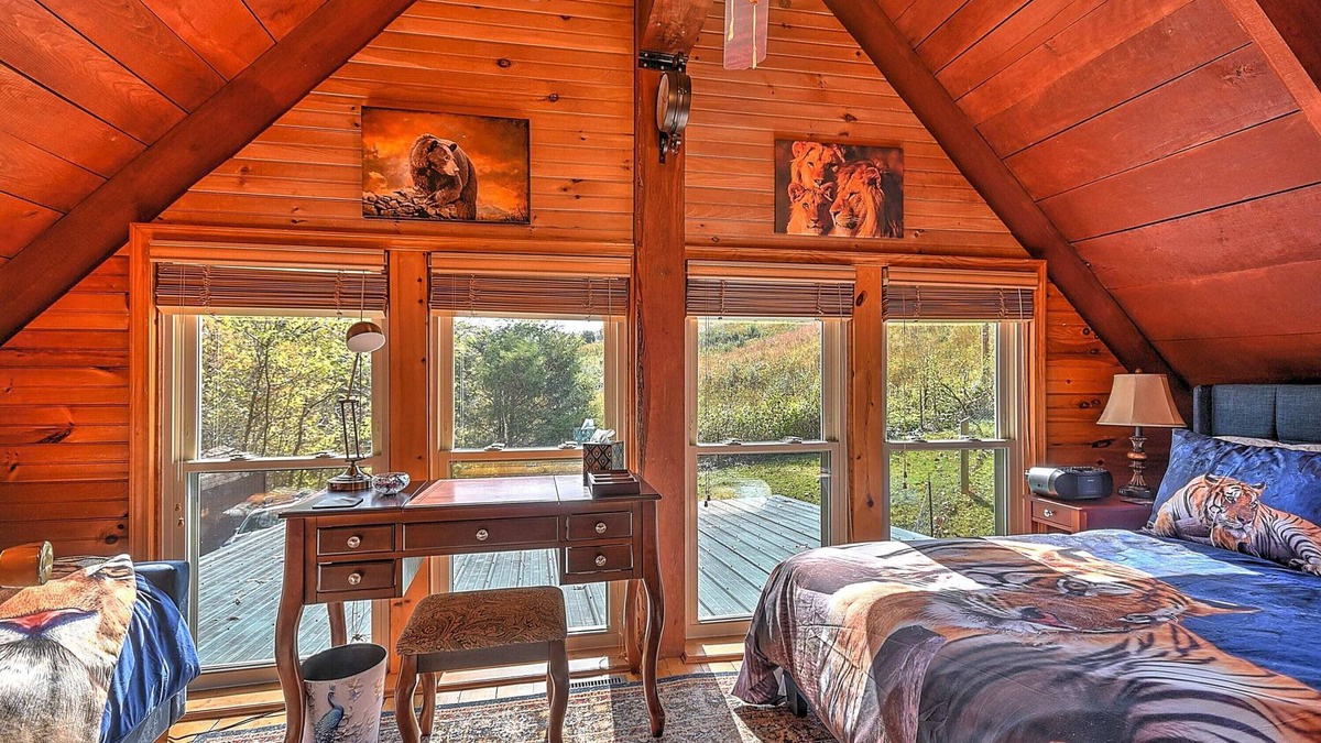 Blountville Cabin | Cozy 2BR Cabin by the Creek