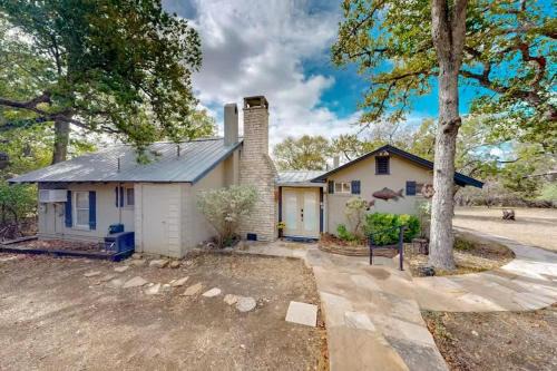 Ingram House | Cozy 2BR Cabin - King Bed Bunks Fire Pit & BBQ