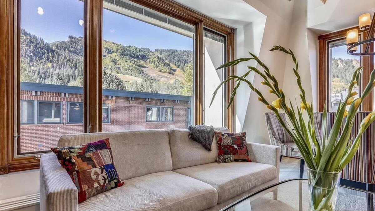 Aspen Condo | Cozy 2BR Condo w/Mountain Views & Hot Tub