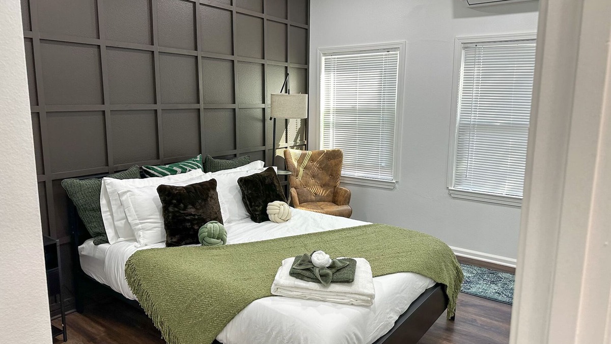 Florence-Graham House | Cozy 2BR Duplex in Downtown LAn
