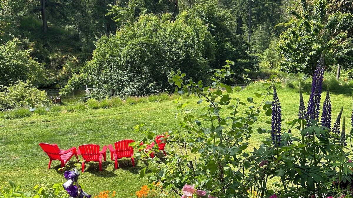 Salt Spring Island Bed & Breakfast | Cozy 2BR Farm B&B Near Ganges
