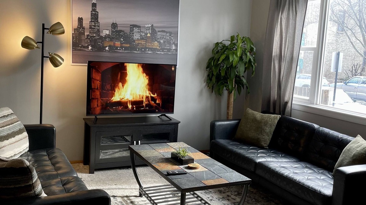 Lower West Side Apartment | Cozy 2BR haus inn Pilsen with patio and fire pit 🔥