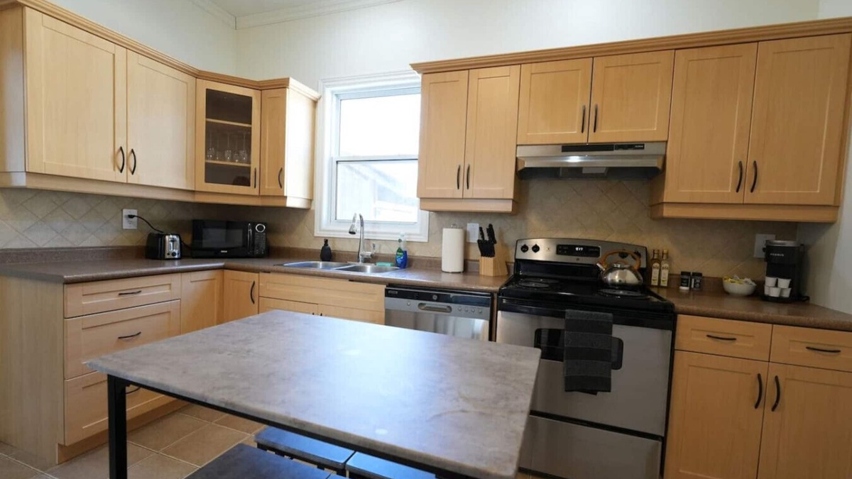 South London House | Cozy 2BR in Wortley Village + 2-car Parking + WiFi