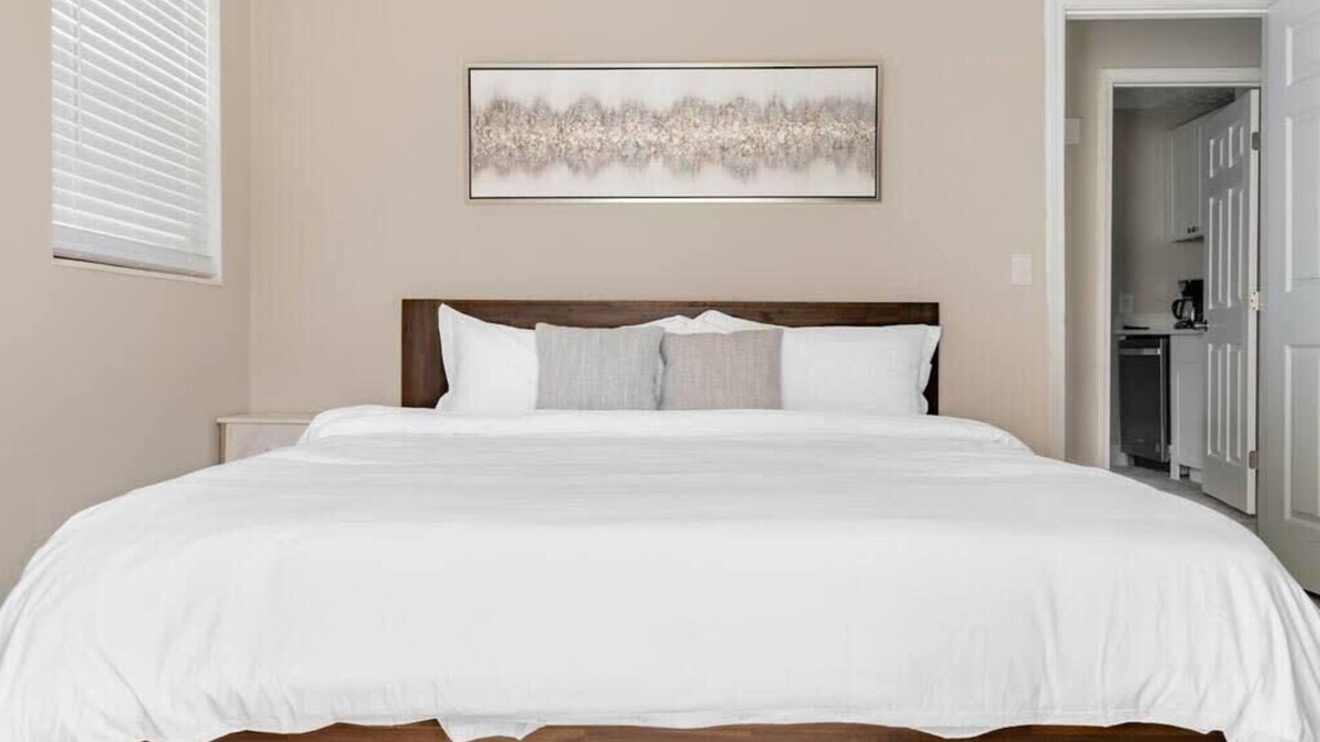 Highlands House | Cozy 2BR | King Beds | Parking | Near Attractions