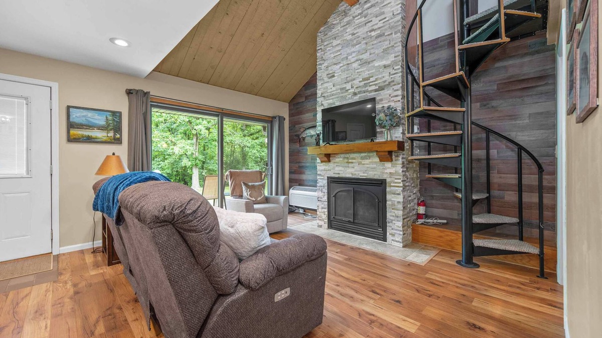 Hill City House | Cozy 2BR + Loft | Resort Townhome Retreat | Near Trails, Golf, Dock Access