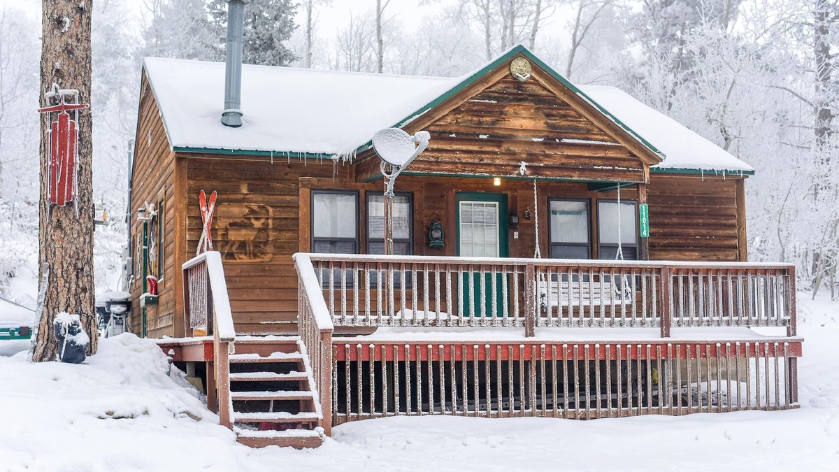 Lead Cabin | Cozy 2BR Log Cabin Surrounded by Pine Trees, Close to Terry Peak and Deadwood