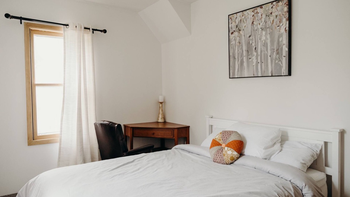 Chisholm Cottage | Cozy 2BR Mid Modern home in the Heart of Chisholm MN, homey, vintage stay.